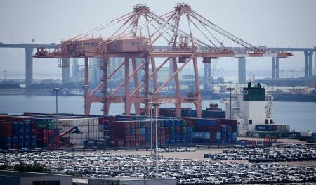 　韓国・平沢の港に並ぶ輸出用の自動車＝７月（ロイター＝共同）