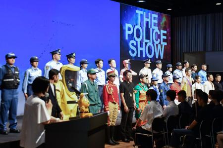 　警視庁の採用イベントでステージに立つ同庁の職員ら＝１２日午前、東京都港区