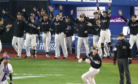 　１１回、庄子の決勝二塁打に盛り上がるソフトバンクナイン＝横浜
