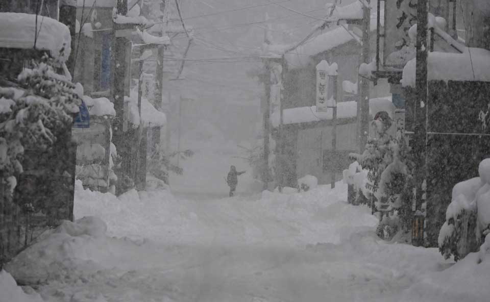 積雪の中、雪かきをする人の姿がみられた＝５日午前８時３２分、本巣市根尾板所