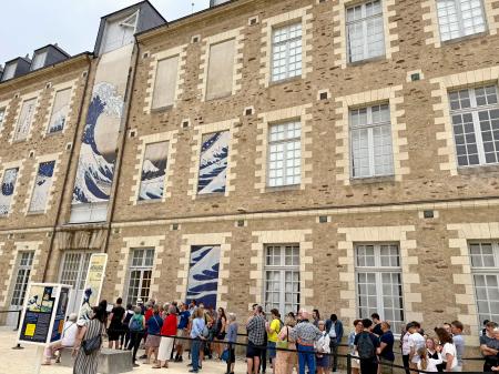 　葛飾北斎の作品を紹介する展覧会のため、歴史博物館前でオープンを待つ人々＝２８日、フランス西部ナント（共同）