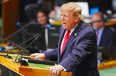 　２２日、国連総会で演説するトランプ米大統領＝ニューヨークの国連本部（ゲッティ＝共同）