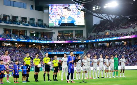 　京都との試合前、平和宣言を読み上げる長崎・山口＝９日、ピーススタジアムｂｙＳｏｆｔＢａｎｋ