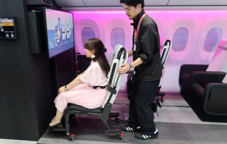 　トヨタ紡織が出展した航空機内向けの車いす＝２９日、東京都江東区の東京ビッグサイト