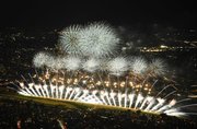 岐阜の夜空を彩った超ウルトラワイドミュージックスターマイン＝１０日午後８時１分、岐阜市の金華山山頂の展望テラスから望む（撮影・坂井萌香）
