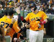 　７回、３ランを放ち、ナインに迎えられる巨人・リチャード＝東京ドーム