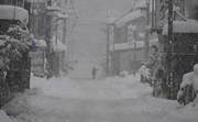 積雪の中、雪かきをする人の姿がみられた＝５日午前８時３２分、本巣市根尾板所
