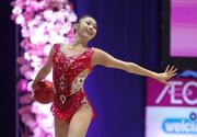 　決勝前半でボールの演技をする岡田華英＝東京体育館