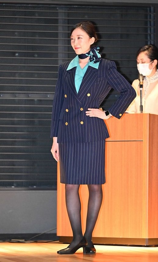 8代目の制服でポーズを取るＣＡ