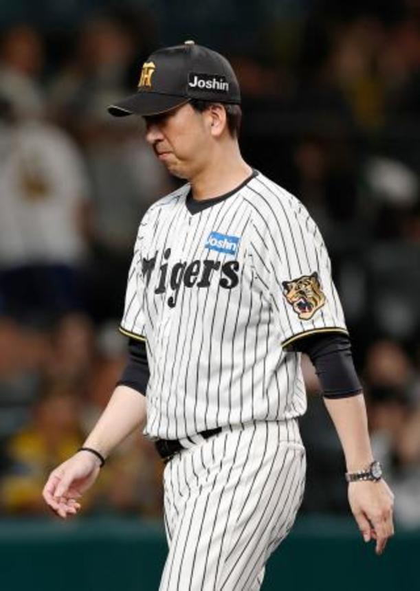 　中日に敗れ、引き揚げる阪神・藤川監督＝甲子園