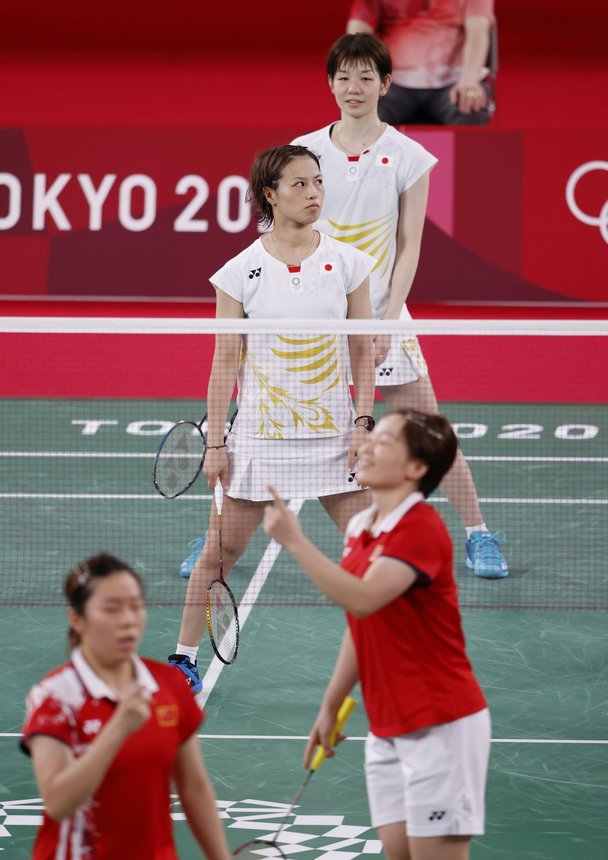 女子ダブルス準々決勝　中国ペア（手前）にポイントを奪われた福島由紀（下）、広田彩花組＝武蔵野の森総合スポーツプラザ