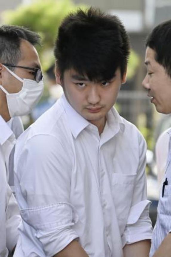 　千葉県警佐倉署に入る山本裕也容疑者＝１０日午前８時４８分