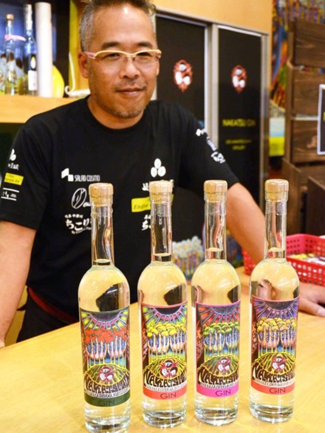 発売したクラフトジン「ＮＡＫＡＴＳＵ　ＧＩＮ」＝中津川市千旦林、ちこり村