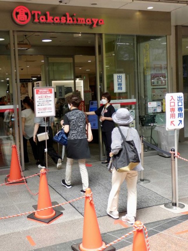 出入り口を１カ所に集約し、来店客の入場整理を行う岐阜高島屋＝２７日午前１０時４６分、岐阜市日ノ出町