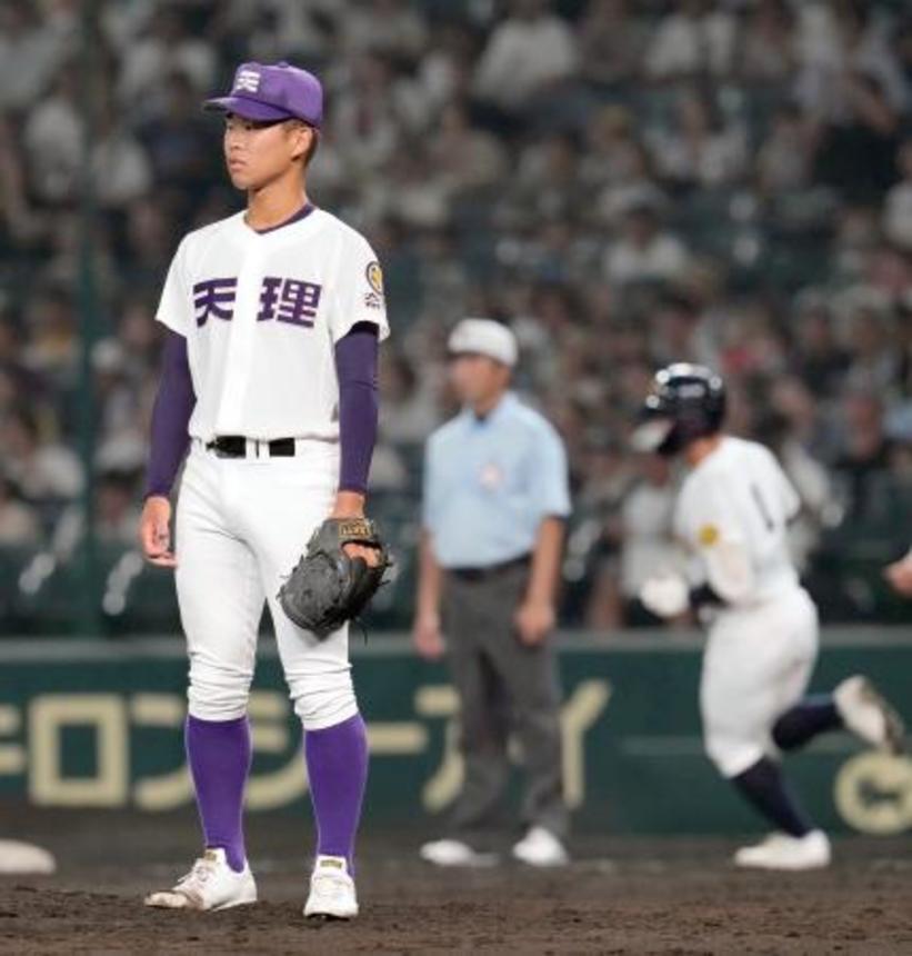 　鳴門―天理　４回裏、鳴門・橋本（奥）に同点２ランを浴びた天理・松村＝甲子園
