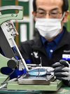 ゴルフクラブのヘッドの二つの角度を調整し、機械で角度を確認する