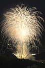 飛騨高山市民花火大会の冒頭を飾ったスターマイン＝１日午後７時３２分、高山市内（撮影・堀尚人）