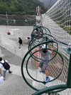 地上約８・５メートルにネットが張られた上段部分で、輪をくぐる遊具を楽しむ子ども＝郡上市明宝奥住、アソボット
