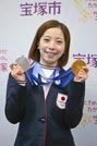　兵庫県宝塚市役所でメダルを手にする「りくりゅう」ペアの三浦璃来選手＝２日午後