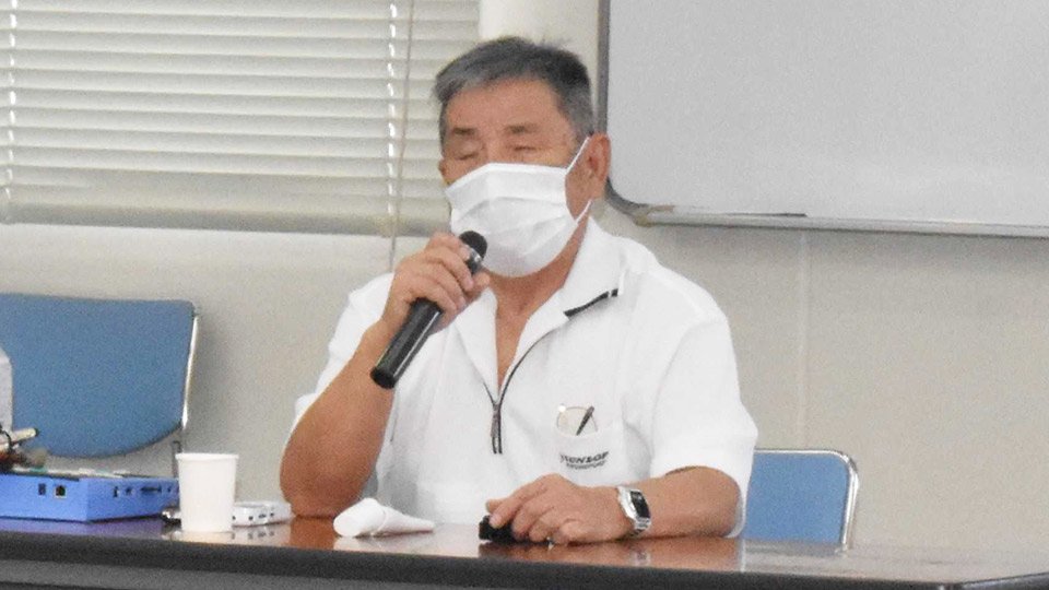 視覚障害者の生活などについて話す伊藤政文さん＝海津市海津町高須、海津総合福祉会館ひまわり