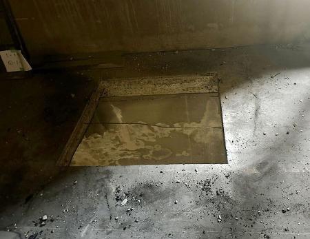 　施工ミスで穴が開けられた「旧広島陸軍被服支廠倉庫施設」の床＝広島市南区（県提供）