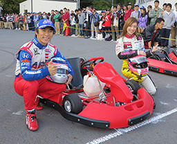カートバトルやデモ走行でトッププロの走りを披露した佐藤琢磨選手（左）＝2013年10月、中日本自動車短大