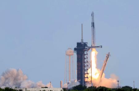 　油井亀美也さんらが搭乗した宇宙船クルードラゴンを載せ、打ち上げられるファルコン９ロケット＝１日、米フロリダ州のケネディ宇宙センター（共同）