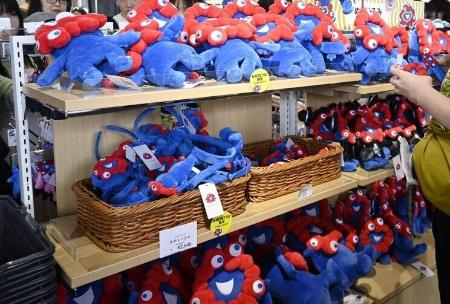 　ミャクミャクのグッズがずらりと並ぶ会場内のショップ＝４月、大阪市此花区の夢洲