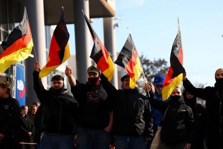 　集会でドイツ国旗を掲げる右派「ドイツのための選択肢（ＡｆＤ）」の支持者＝２月、ベルリン（ロイター＝共同）