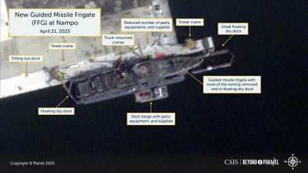 　２１日に撮影された、北朝鮮が南浦市で建造中のミサイルフリゲート艦（ＣＳＩＳ／Ｂｅｙｏｎｄ　Ｐａｒａｌｌｅｌ／Ｐｌａｎｅｔ　２０２５提供・共同）