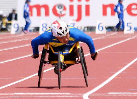 　男子１００メートル（車いすＴ５２）で優勝した佐藤友祈＝ニンジニアスタジアム