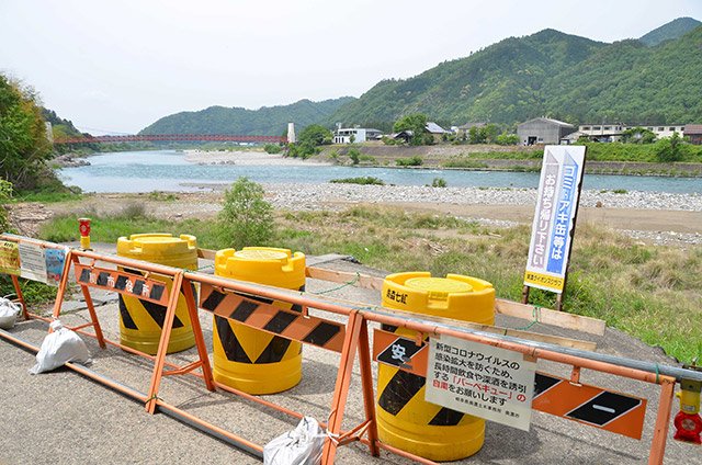 河川敷の入り口を閉鎖するバリケード＝美濃市曽代