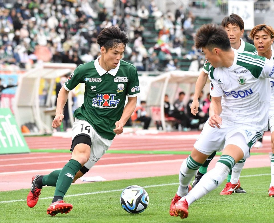 ＦＣ岐阜×松本＝前半、ドリブルで相手ＤＦをかわすＦＣ岐阜のＭＦ生地＝長良川競技場