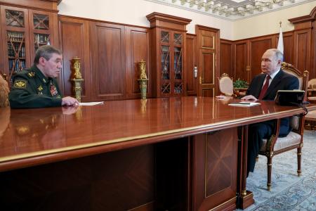 　１９日、モスクワのクレムリンで会談するロシアのプーチン大統領（右）とゲラシモフ軍参謀総長（大統領府提供・タス＝共同）