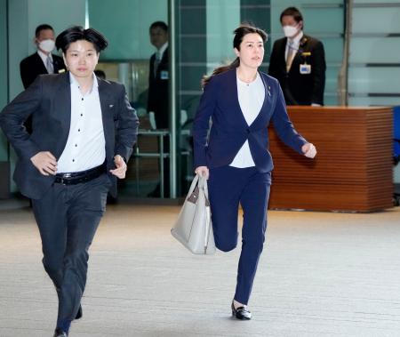 　閣議に遅れ、走って首相官邸に入る小野田経済安保相（右）＝６日午前