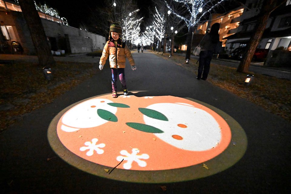 プロムナードに映し出された「冬」をテーマにしたイラスト＝６日午後５時５１分、各務原市那加雲雀町、学びの森