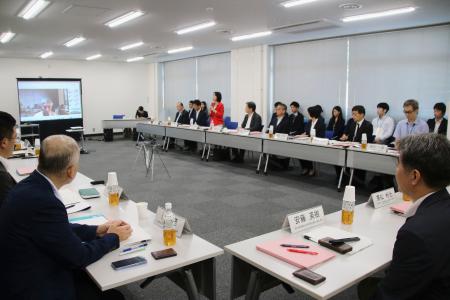 　在留外国人向けの日本語学習に関する政府有識者会議の初会合＝１８日午前、東京・霞が関