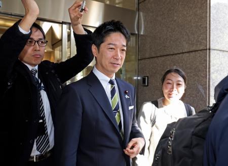 　ＮＨＫ番組への出演後、記者の質問に答える日本維新の会の藤田共同代表＝１８日午前、東京都千代田区