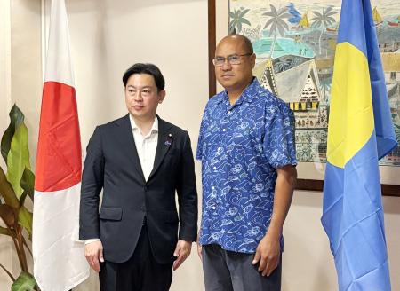　写真に納まる福岡厚労相（左）とメトゥール人的資源・文化・観光・開発相＝５日、パラオ（厚労省提供、共同）