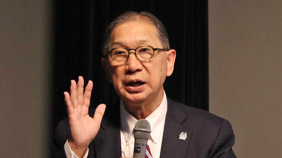 岐阜城と織田信長について語る中井均さん＝岐阜市大宮町、市歴史博物館