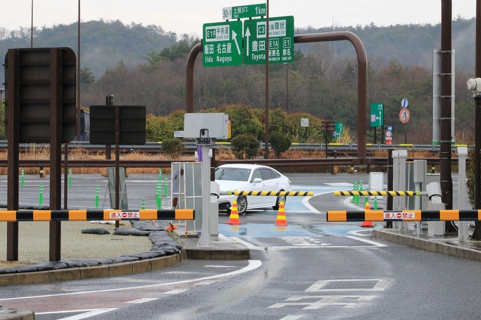 ETCのシステム障害のため閉鎖された五斗蒔スマートインターチェンジ＝６日午前９時、岐阜県土岐市