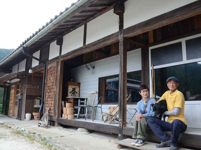 里山古民家キャンプ宿「ＫＯＨＡＲＵ」を５月にオープンさせた大畑賢悟さん、誠子さん夫婦。店長の愛犬こはるが迎えてくれる＝中津川市川上