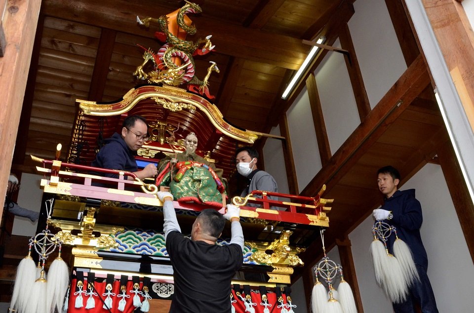 ９日からの高山祭を前に、各屋台蔵で進む準備＝高山市下三之町、仙人台