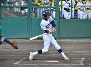 岐山×岐阜北＝先制の適時打を放つ岐阜北の熊沢＝大野