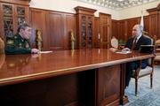 　１９日、モスクワのクレムリンで会談するロシアのプーチン大統領（右）とゲラシモフ軍参謀総長（大統領府提供・タス＝共同）