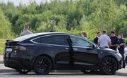 　ロシア運輸相を解任されたスタロボイト氏の遺体が見つかった車の周辺に集まる治安当局者ら＝７日、モスクワ州（タス＝共同）