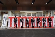 テープカットをして完成を祝う関係者＝揖斐郡大野町下磯、岐阜・西濃医療センター西濃厚生病院
