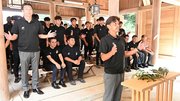 選手らとともに必勝を祈願するＦＣ岐阜の石丸清隆監督（手前）＝岐阜市伊奈波通、伊奈波神社