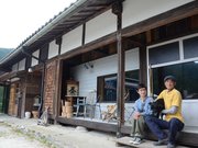 里山古民家キャンプ宿「ＫＯＨＡＲＵ」を５月にオープンさせた大畑賢悟さん、誠子さん夫婦。店長の愛犬こはるが迎えてくれる＝中津川市川上