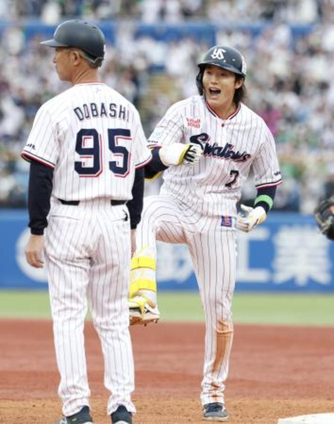 　７回、右前に同点となる２点打を放ったヤクルト・長岡（右）＝神宮